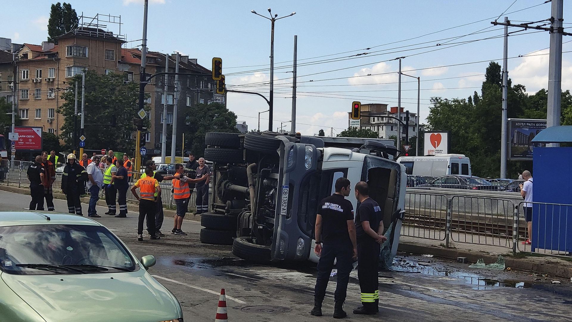 Камион се преобърна на кръстовището до гара Подуяне