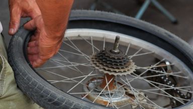 Велосипедист е с опасност за живота, след като е ударен от кола в Бургас