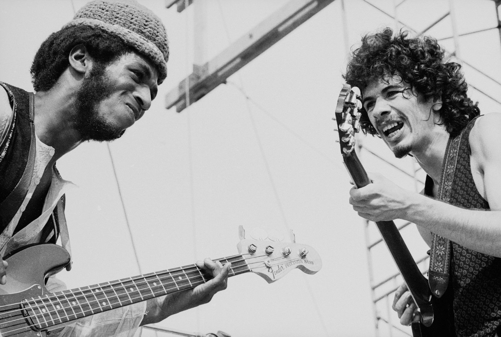 Роденият в Мексико Карлос Сантана и американският басист Дейвид Браун свиярят на 'Woodstock, 16 август, 1969