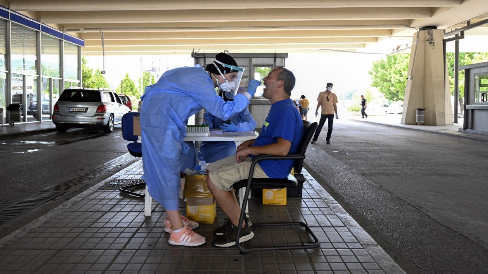 Скок на случаите на коронавирус в Гърция, седем засечени на пунктовете