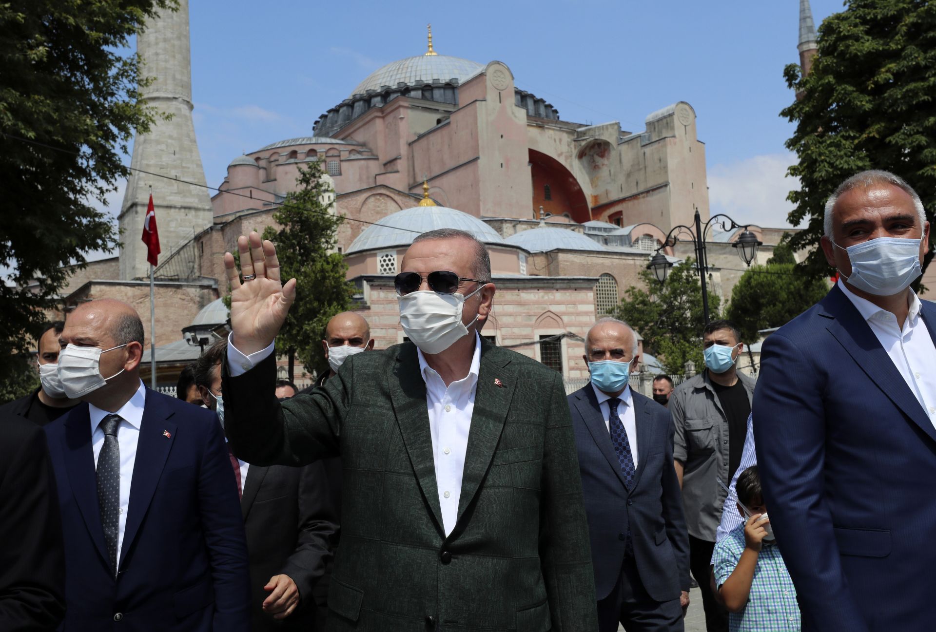 Турският президент Реджеп Тайип Ердоган заедно с министри от кабинета в неделя посети "Света София" в Истанбул