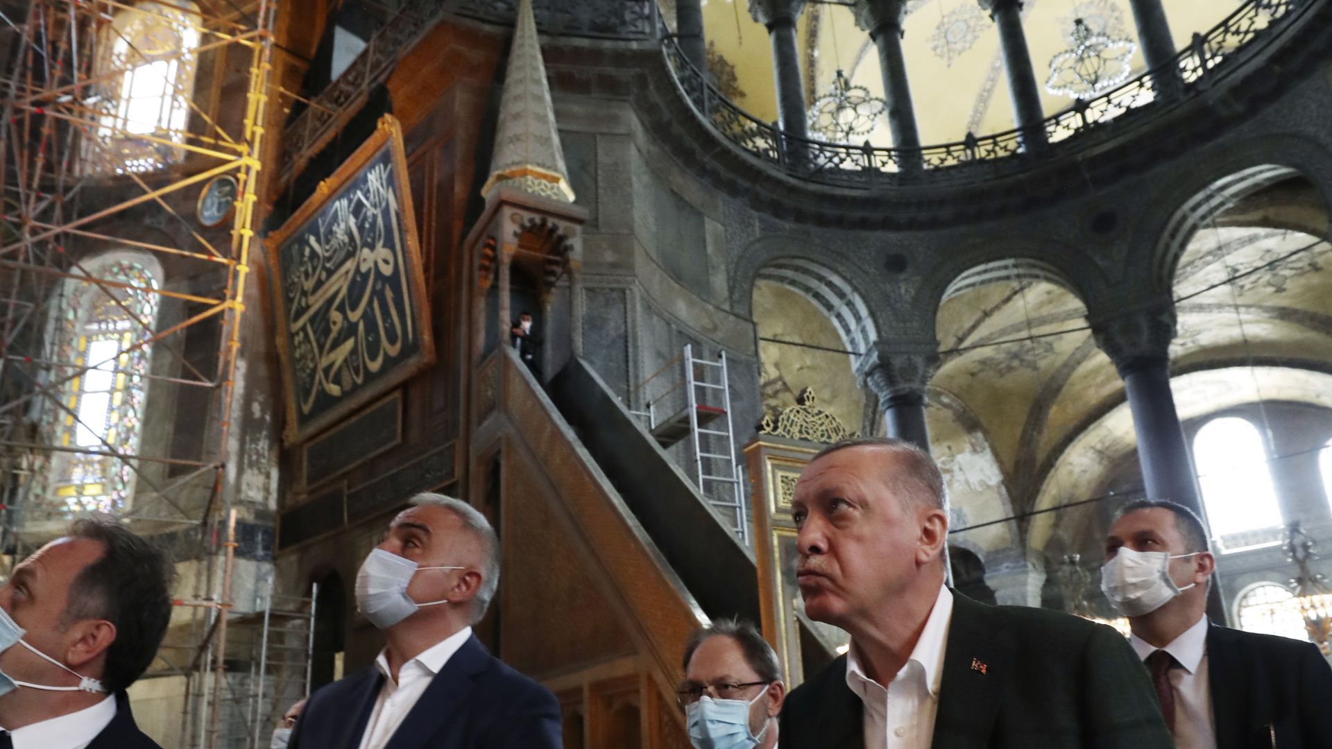 Тони Николов: С превръщането на "Света София" в джамия Ердоган иска да запише себе си в историята