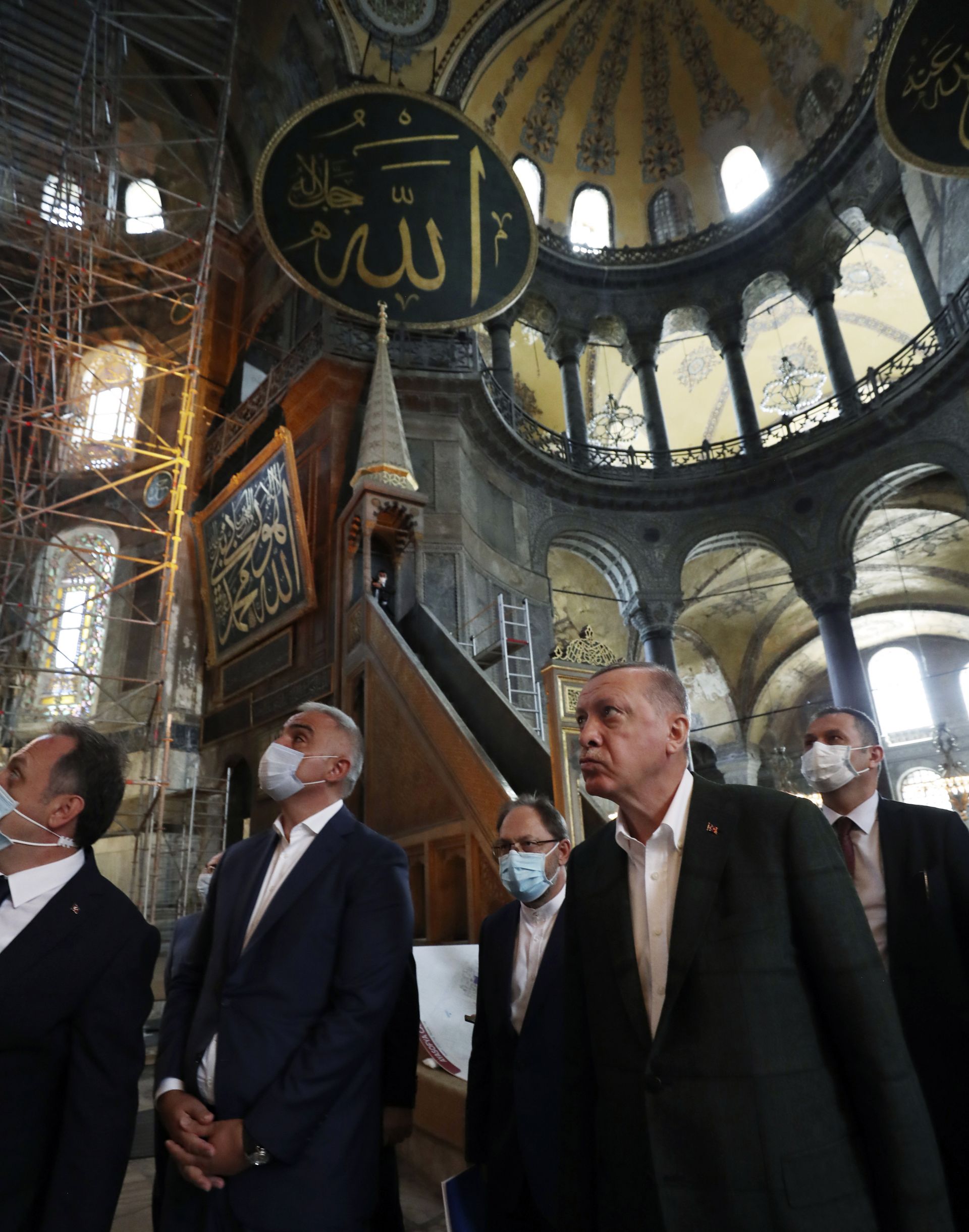 Турският президент Реджеп Тайип Ердоган заедно с министри от кабинета в неделя посети "Света София" в Истанбул