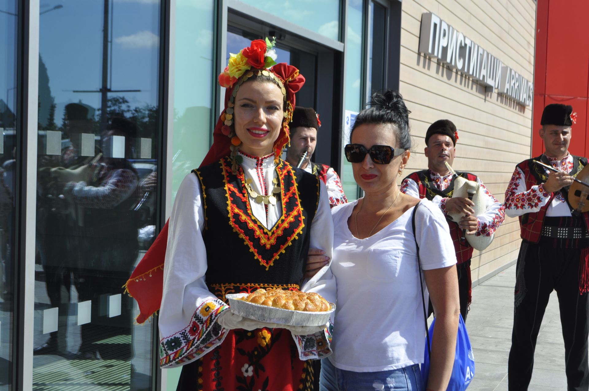 Украинските туристи бяха посрещнати по стара българска традиция с питка и фолклорни изпълнения от ансамбъл "Странджа"