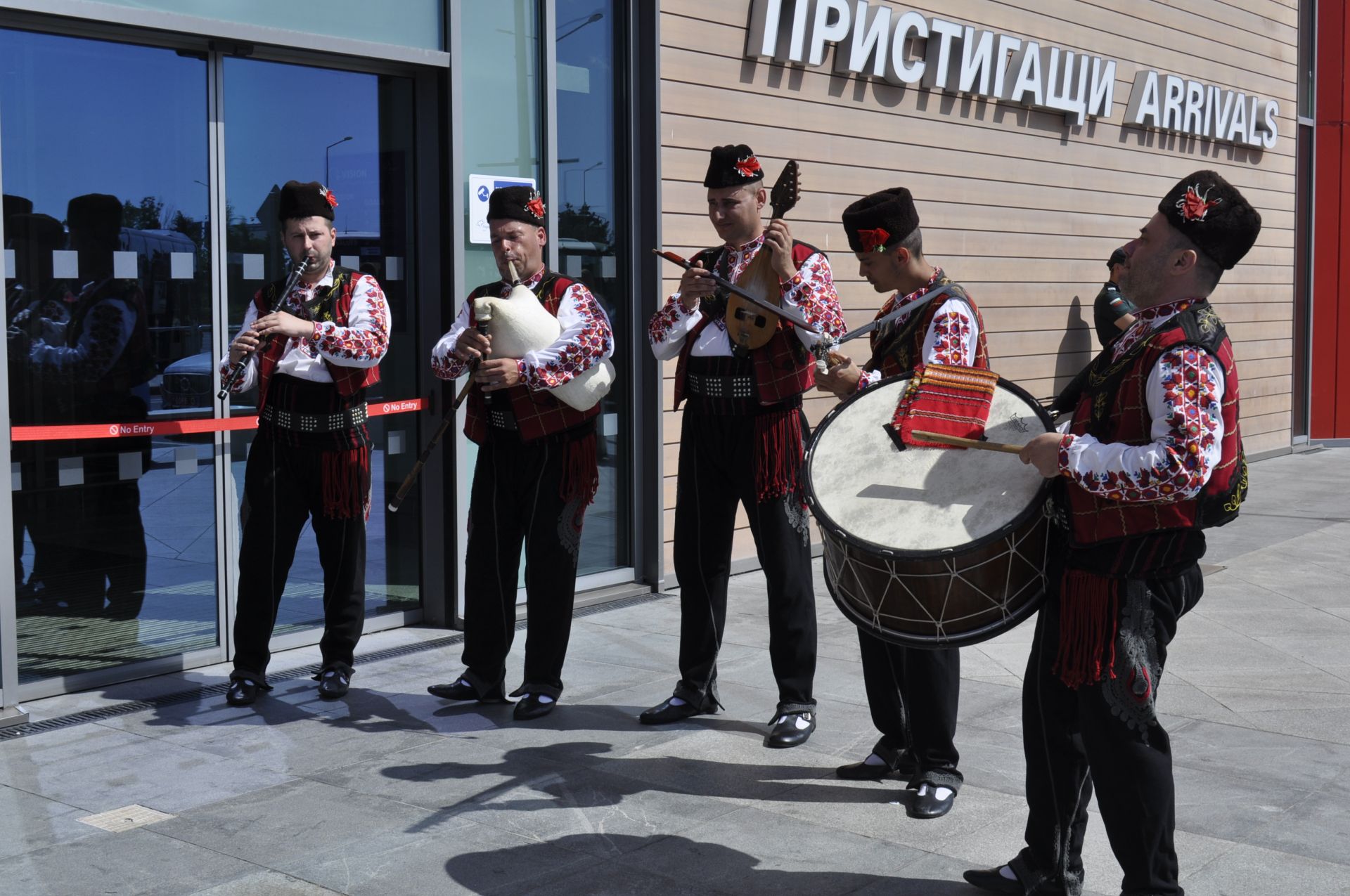 Ансамбъл "Странджа" при посрещането на украинските туристи