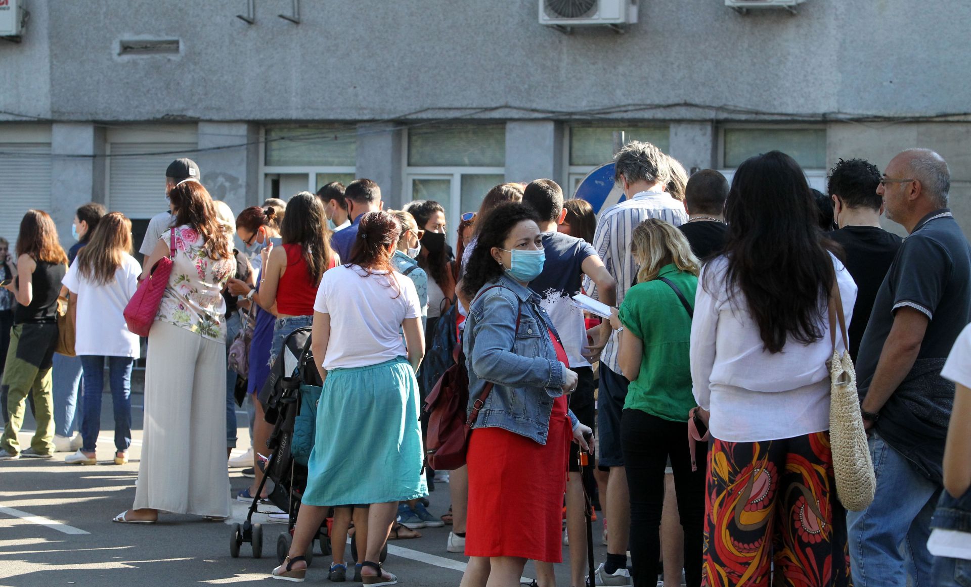 Опашка от хора пред института "Пирогов", желаещи да си направят PCR тест