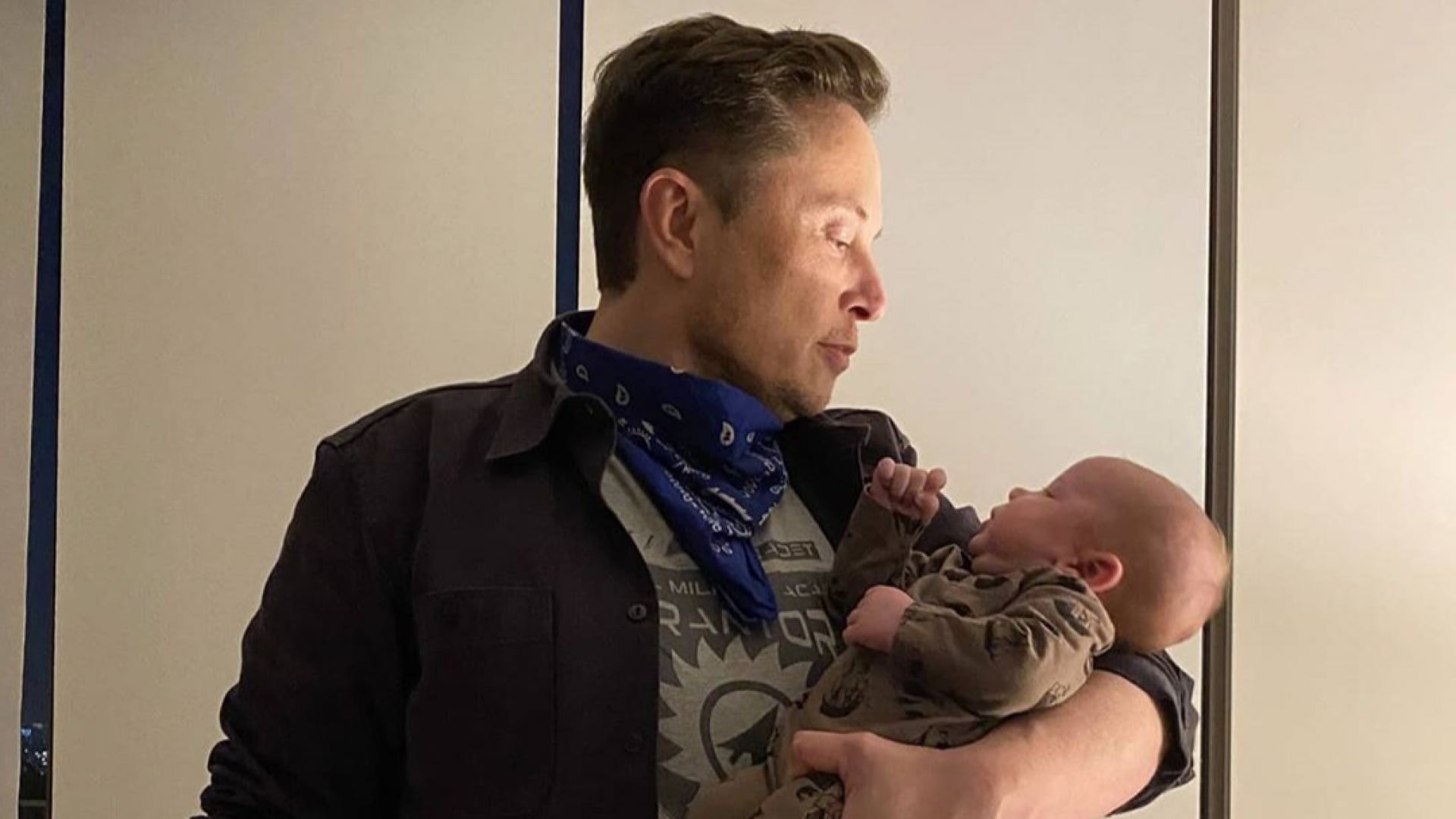 Илон Мъск прекарва безценни моменти с бебе X