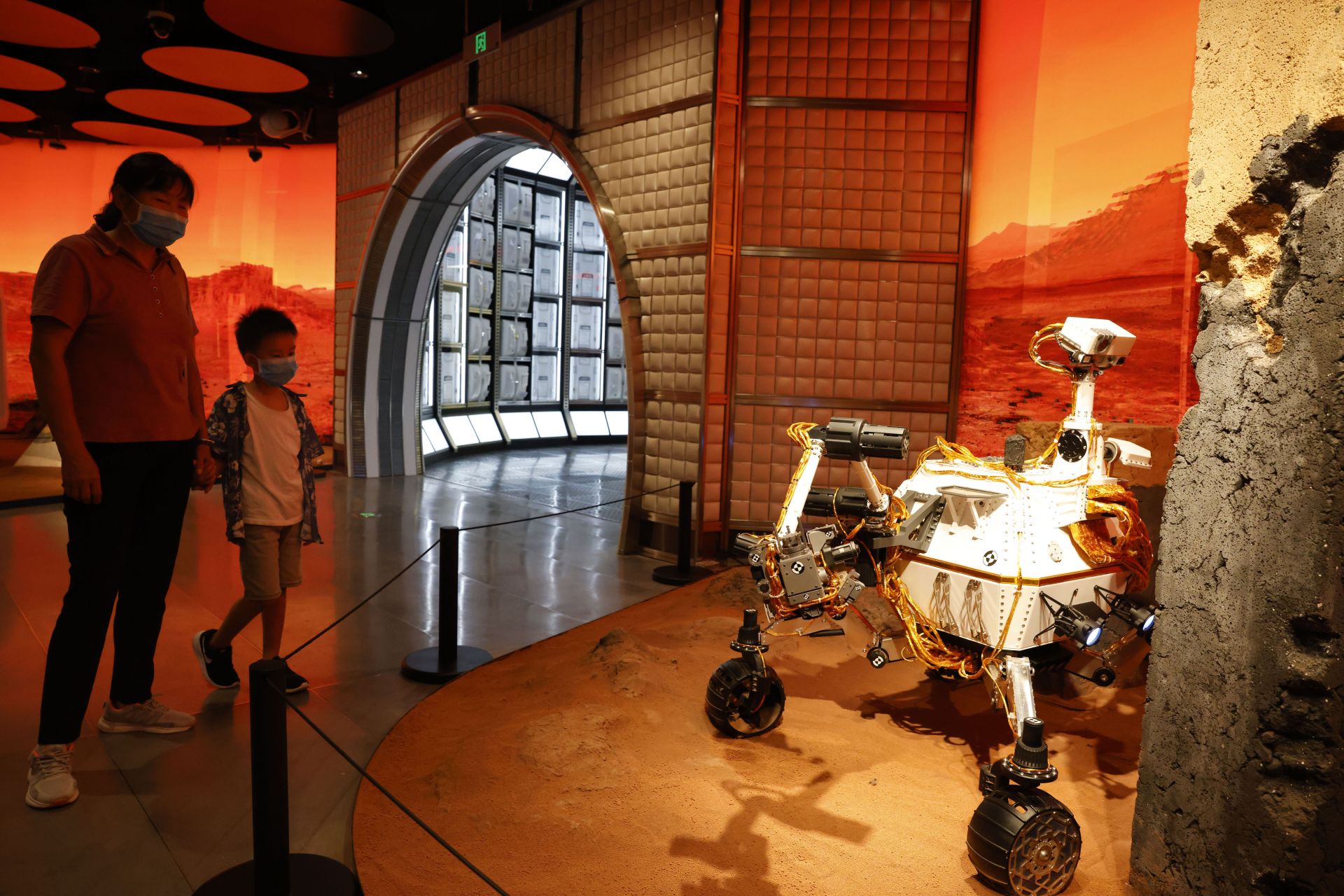 изложба, изобразяваща роувъри и био куполи на Марс в Пекин