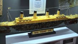 Реплика на "Титаник" е най-голямата скулптура от кехлибар в света