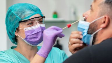 Лабораториите взимат двойно повече за теста за COVID 19 отколкото