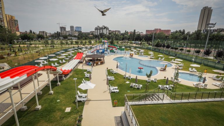 От днес откритите басейни и пързалки на разположения в паркова