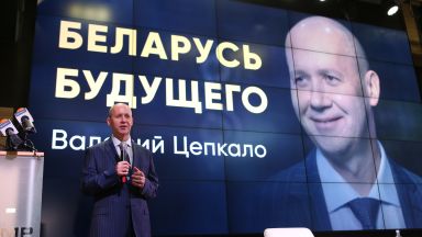 Лидерът на опозицията срещу Лукашенко е избягал в Русия със синовете си точно преди изборите