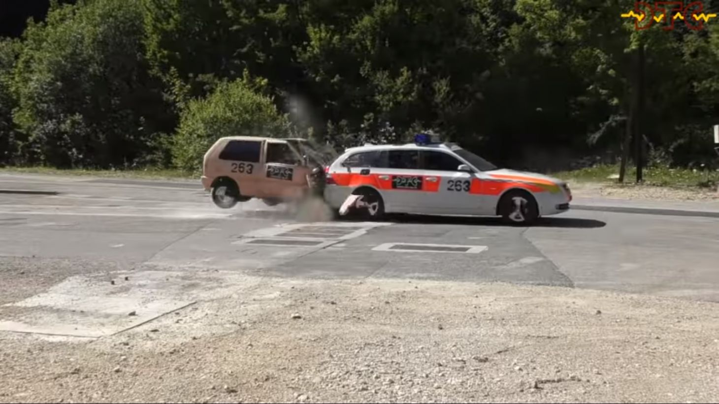 Стар FIAT срещу полицейско BMW (видео)