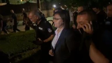 Корнелия Нинова е станала жертва на джебчии докато пътувала в