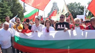 Социалисти се отправиха в шествие по столичните улици с искане за оставка  на правителството