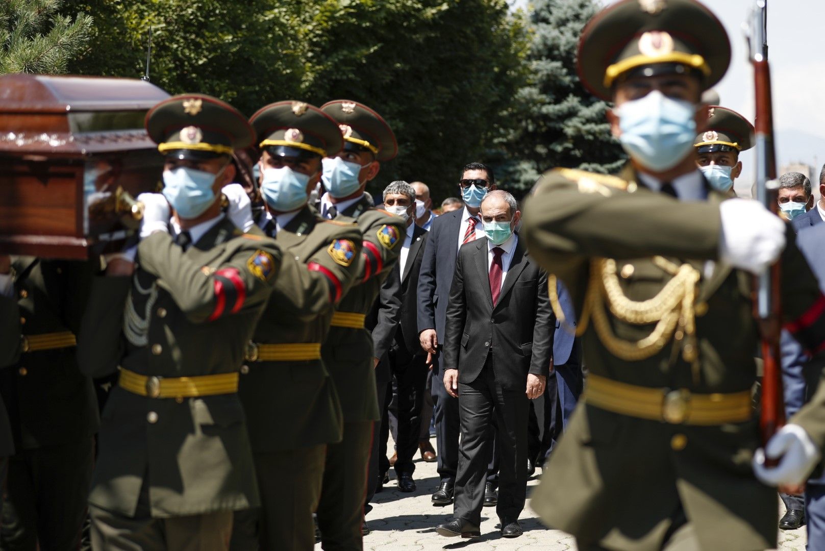 Премиерът на Армения Никол Пашинян (в средата) по време на погребалната церемония за загиналия във военните действия с Азербайджан Гаруш Хампарцумян, 16 юли
