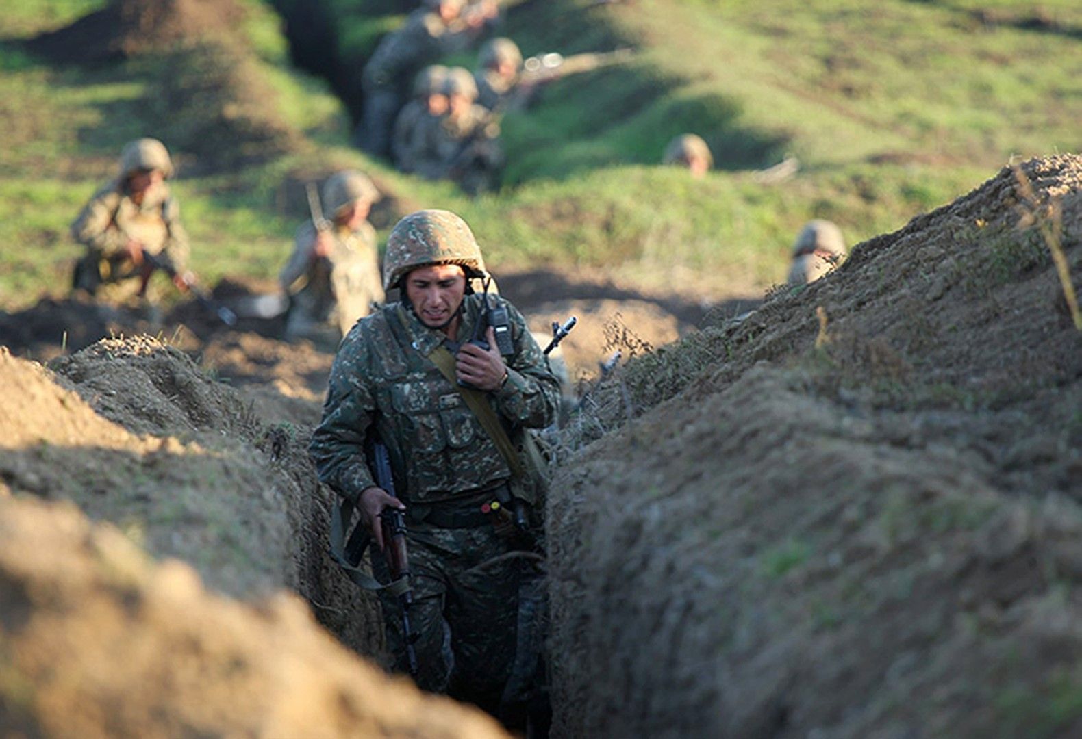 Арменски войници по окопите в района на Тавуш край границата с Азербайджан, 14 юли