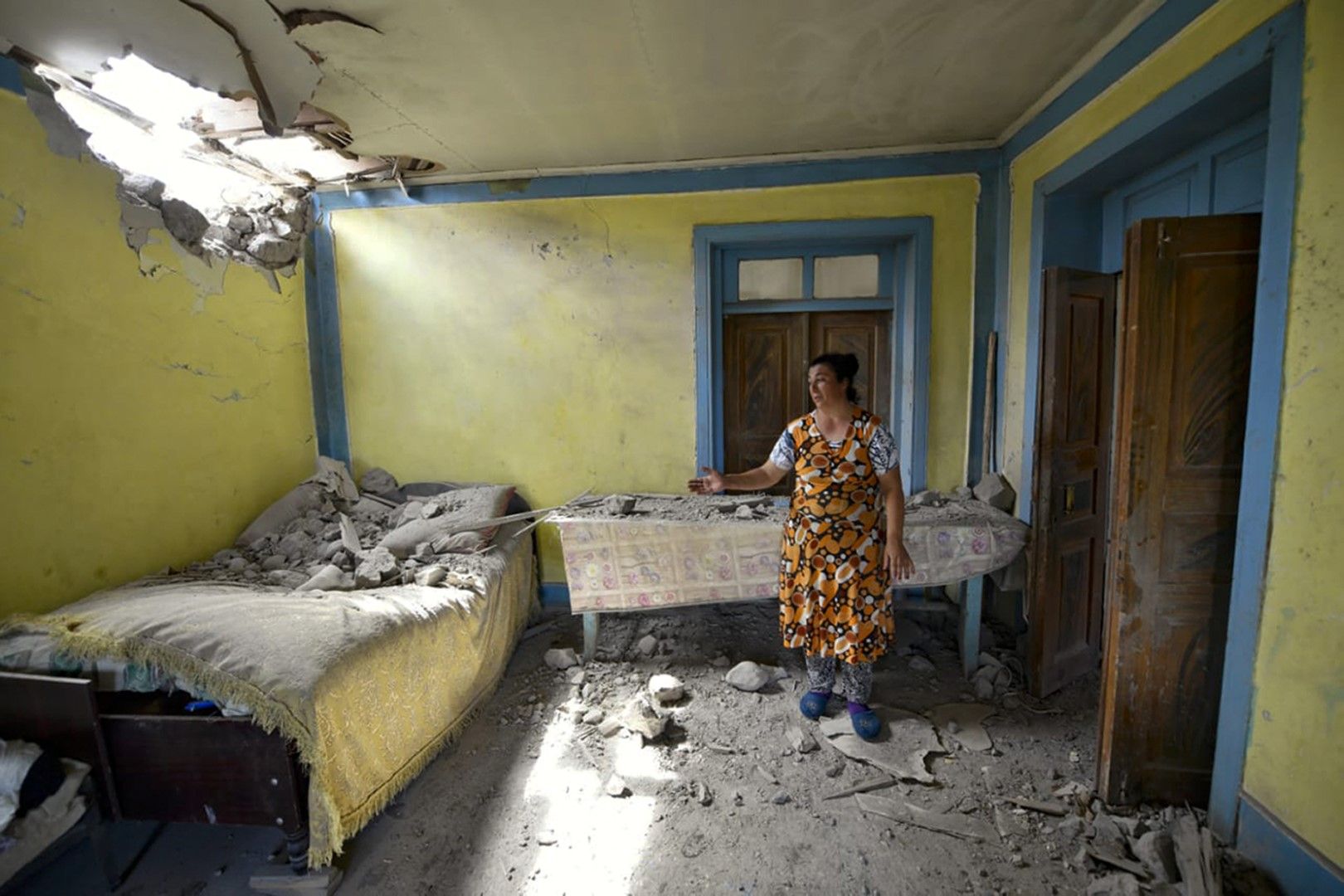 Местна жена показва пораженията по дома й от обстрела на арменските сили в района на Товуз, Азербайджан
