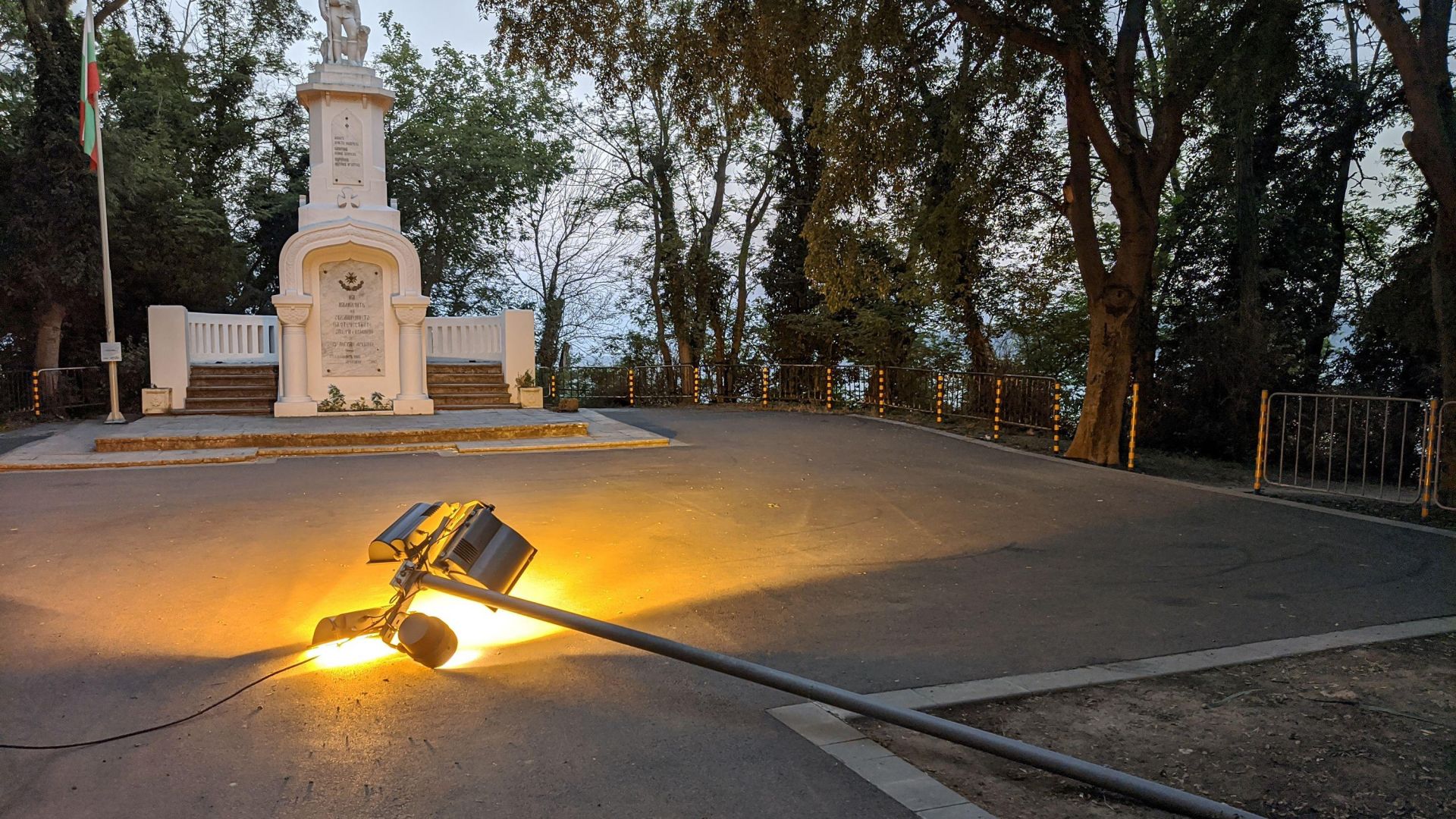 Вандали събориха светеща лампа в Морската градина на Варна