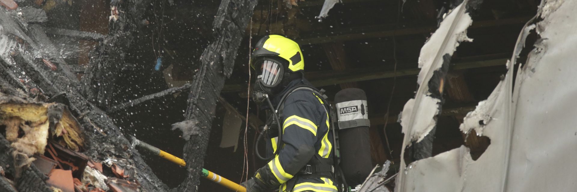 Малък самолет се удари в летящ балон и се разби в сграда в Германия, 3-ма загинаха 