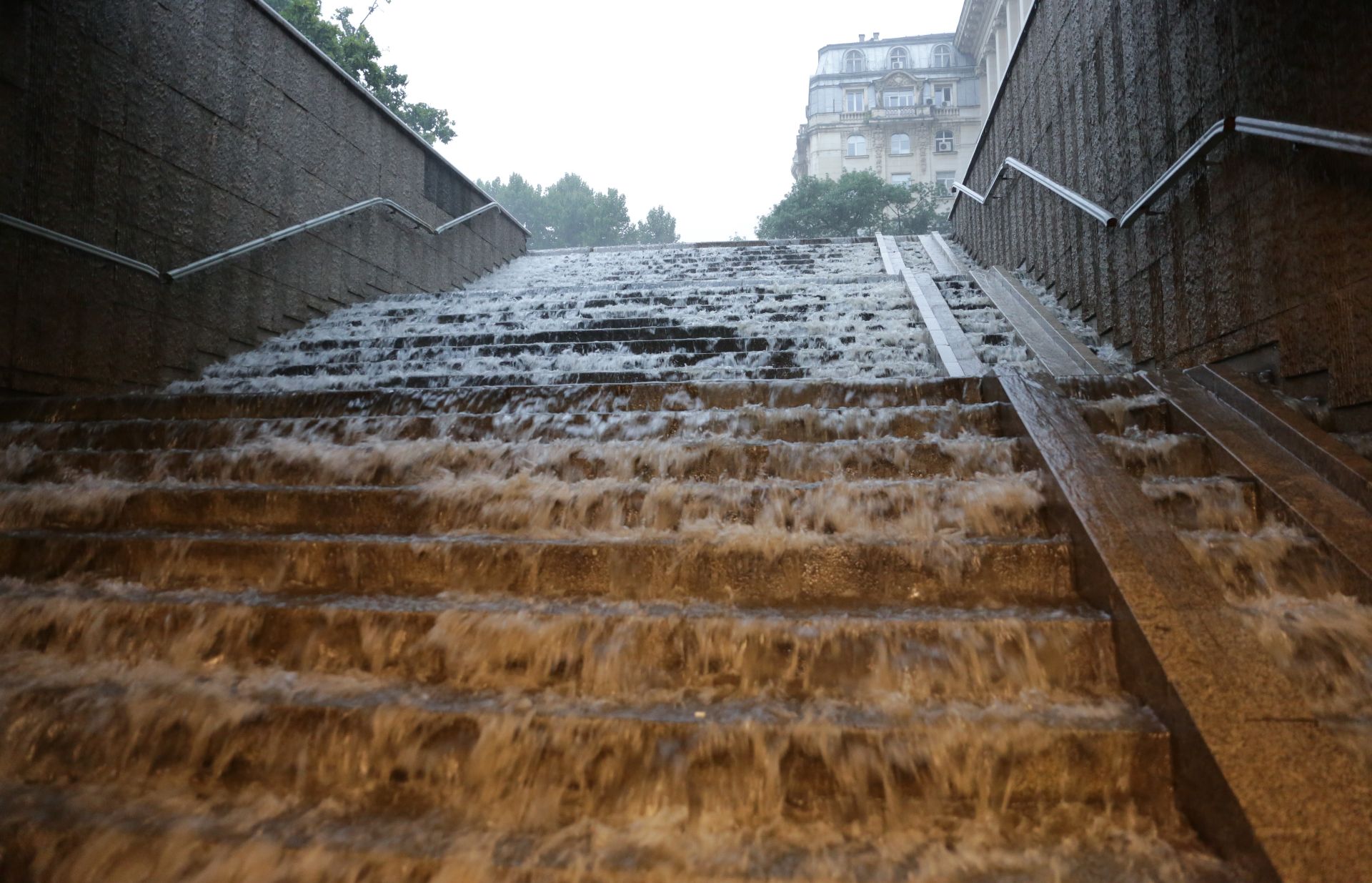 Водата буквално заля стълбите в подлеза пред Министерски съвет