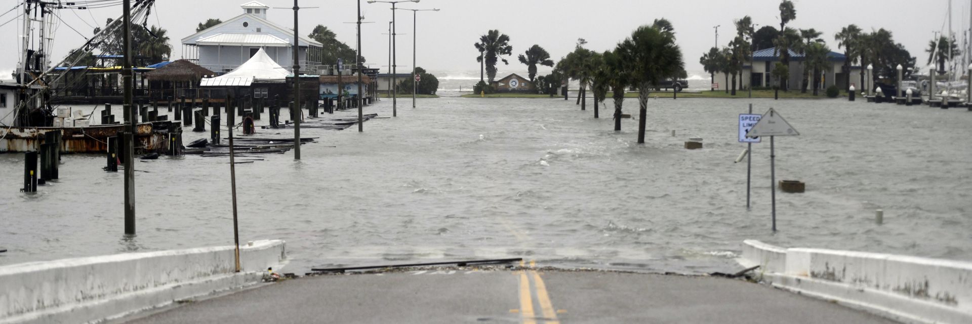 Извънредно положение в Тексас заради урагана Хана (снимки, видео)