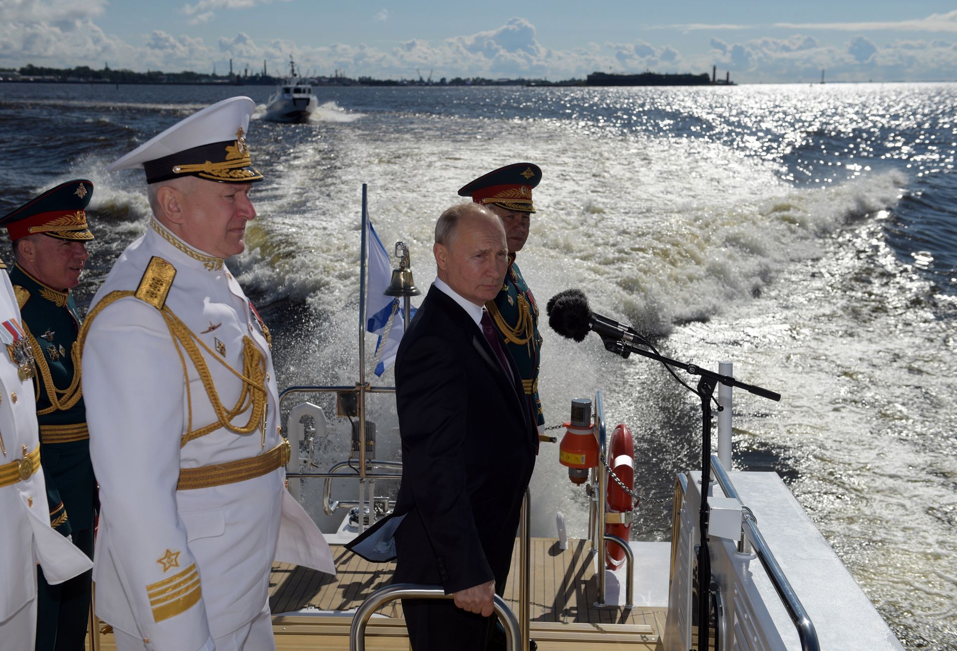 Владимир Путин се качи на военен катер