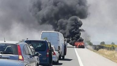Кола се запали на магистрала "Тракия", образува се километрична колона към София (снимки)