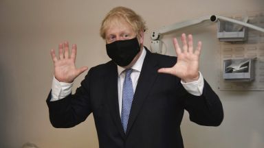 Премиерът Борис Джонсън обяви днес по строги правила за социално дистанциране