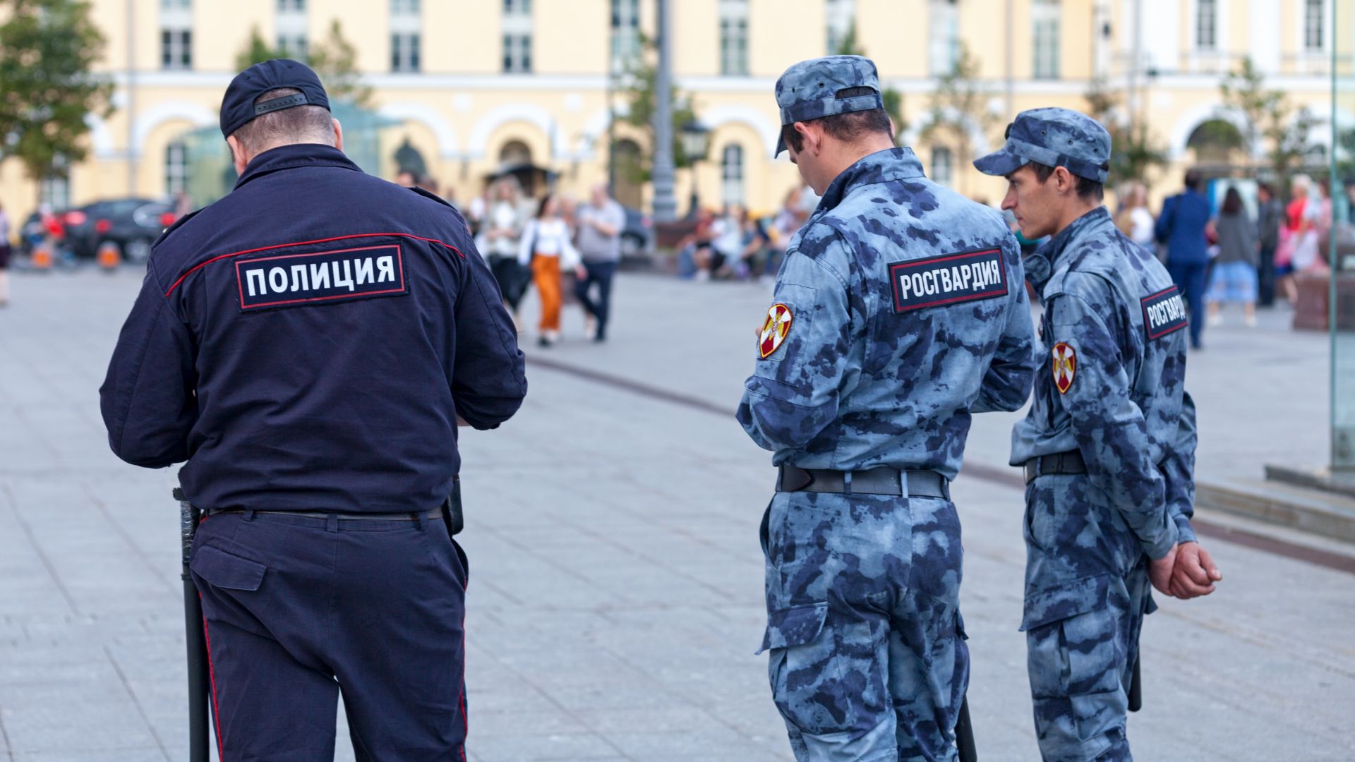 "Разбивай, стреляй, отцепвай" - разширяват правата на полицаите в Русия