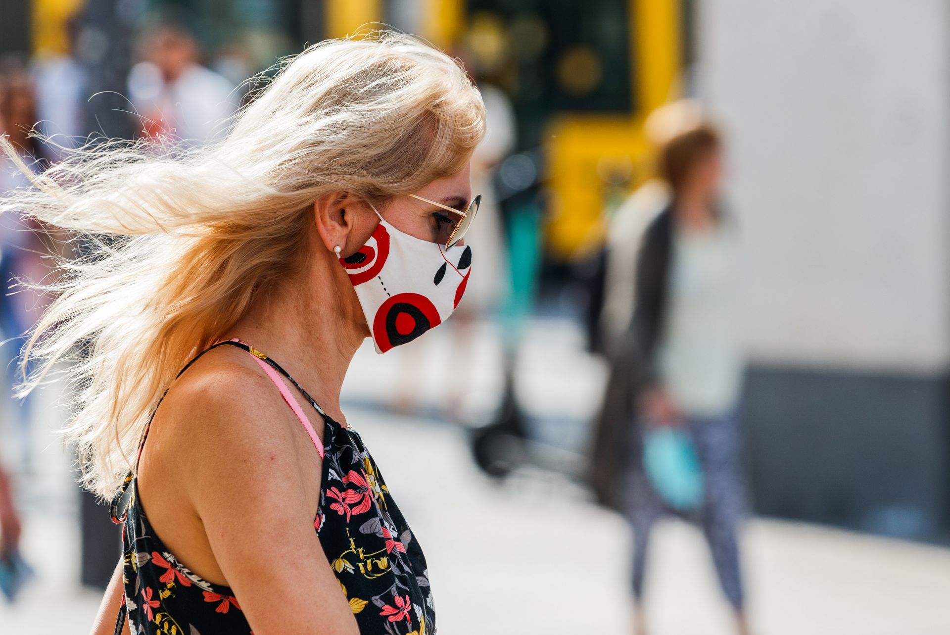 Жена, носеща маска за лице, ходи в Берлин, столица на Германия