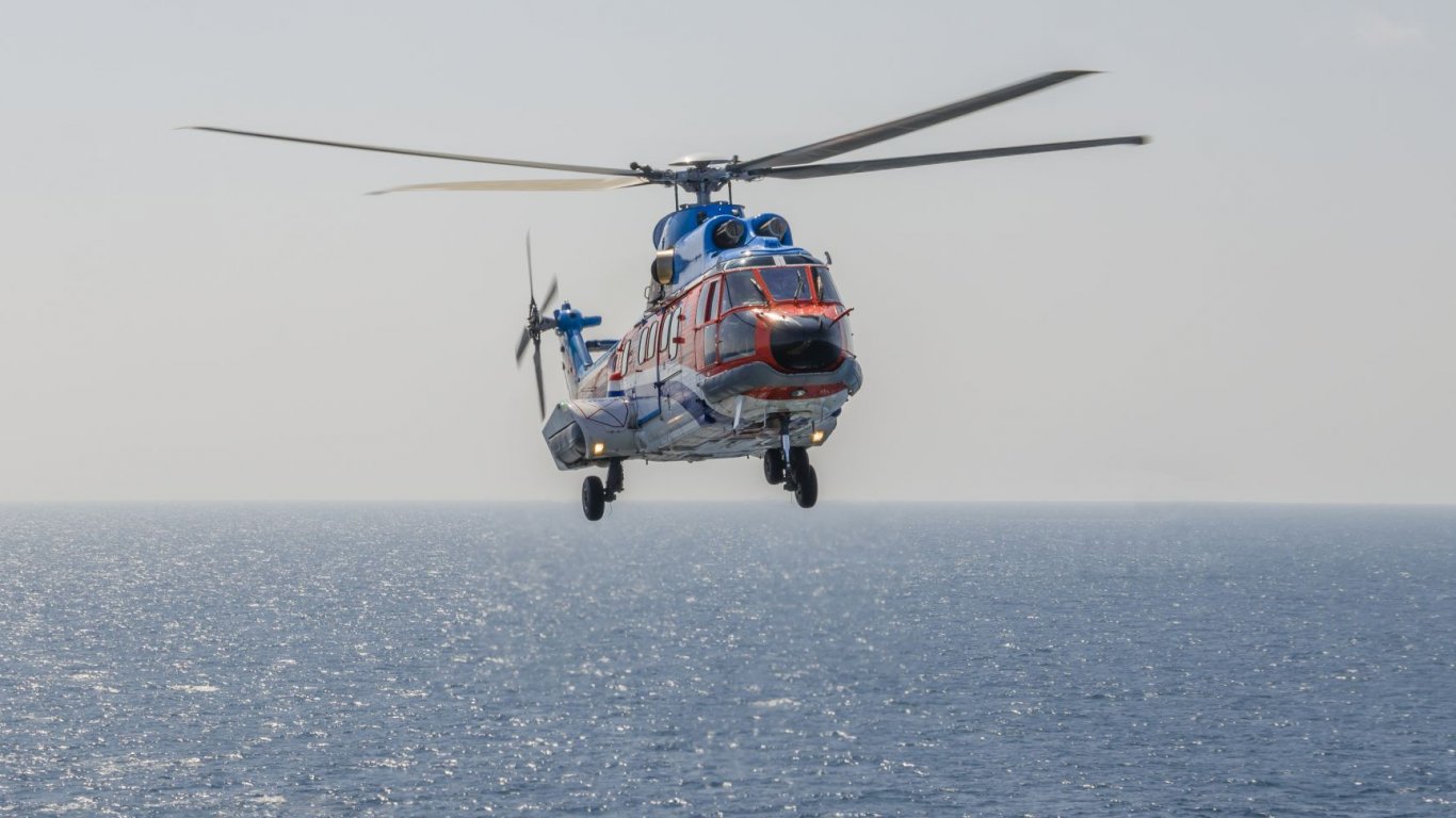 Хеликоптер, гасящ пожара на гръцкия остров Самос, падна в морето