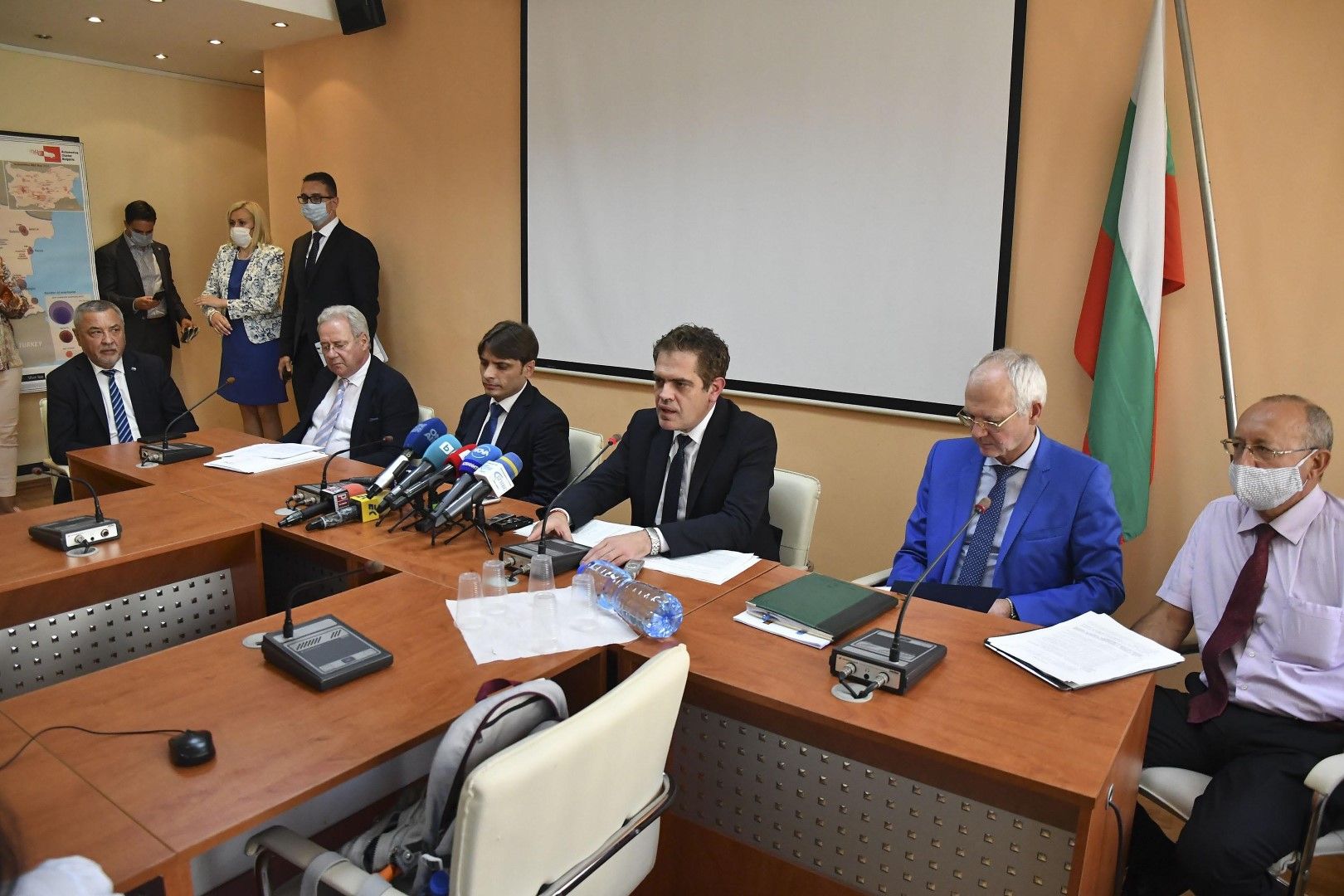 Министърът на икономиката Лъчезар Борисов (в средата) обсъди с представители на работодателските организации новите икономически мерки, В срещата се включи и председателят на НФСБ Валери Симеонов