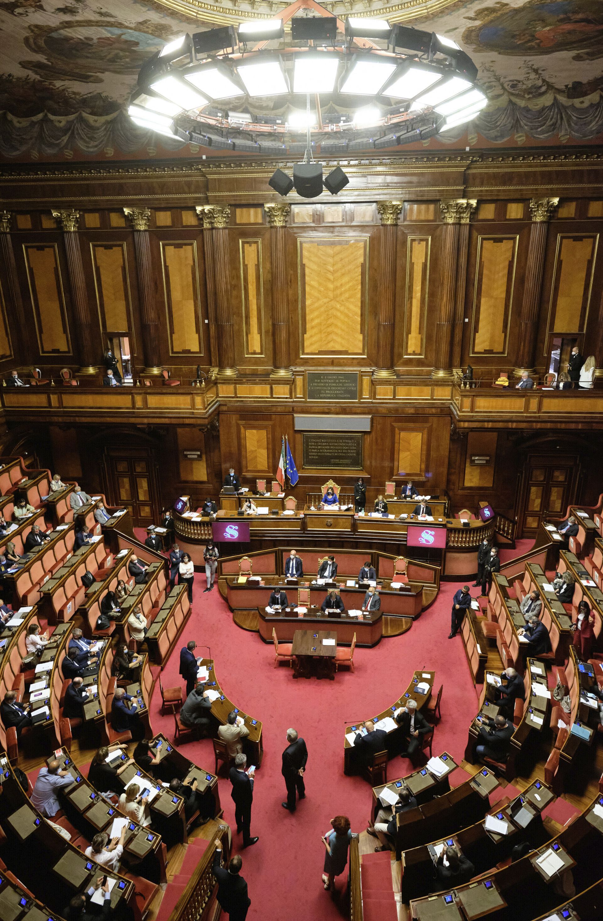 Горната камара на италианския парламент одобри искането на премиера Джузепе Конте за удължаване на извънредното положение 