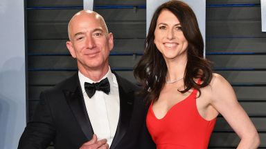 Макензи Скот бившата съпруга на най богатия човек в света