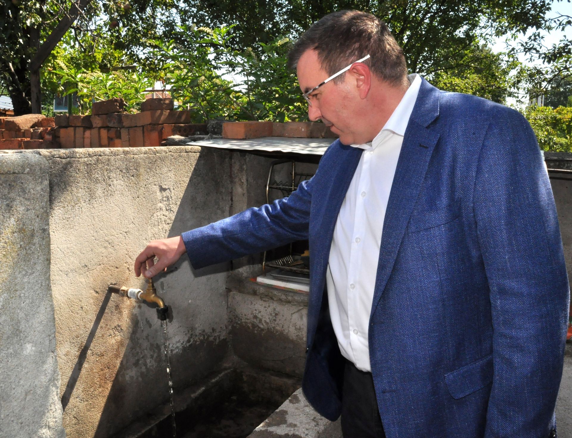Здравният министър пусна водата в частен двор