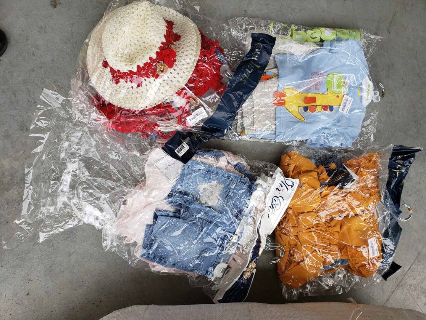 6190 шапки, 3357 мъжки и дамски блузи, 2659 спортни комплекта и други стоки с лога на известни марки са открити при проверката