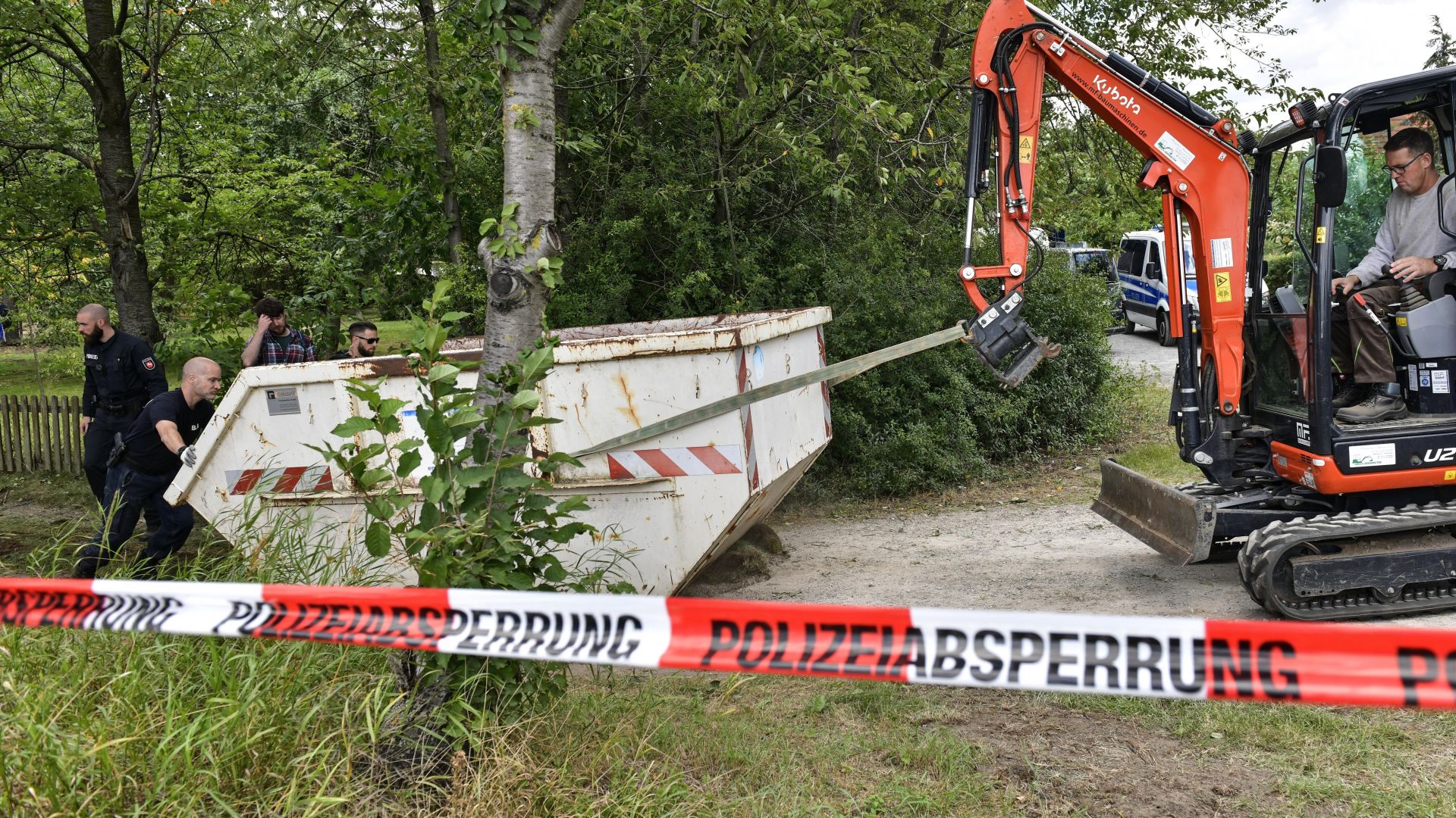 Случаят с изчезналата Мадлин Маккан: Германската полиция трети ден копае в градина (снимки)