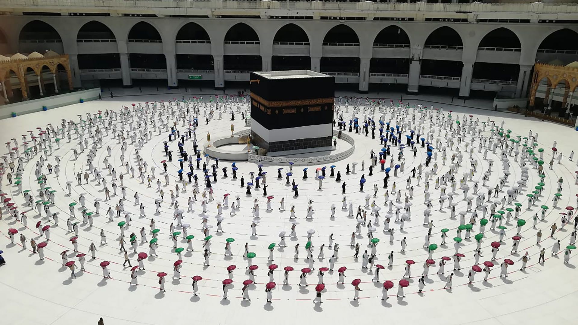 Пандемията промени и най-голямото мюсюлманско поклонение в Мека  (снимки)