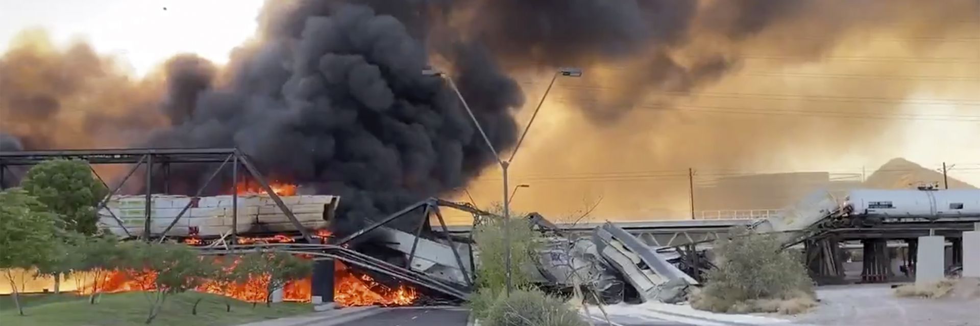 Товарен влак дерайлира, запали се и падна от срутил се мост в Аризона (снимки, видео)