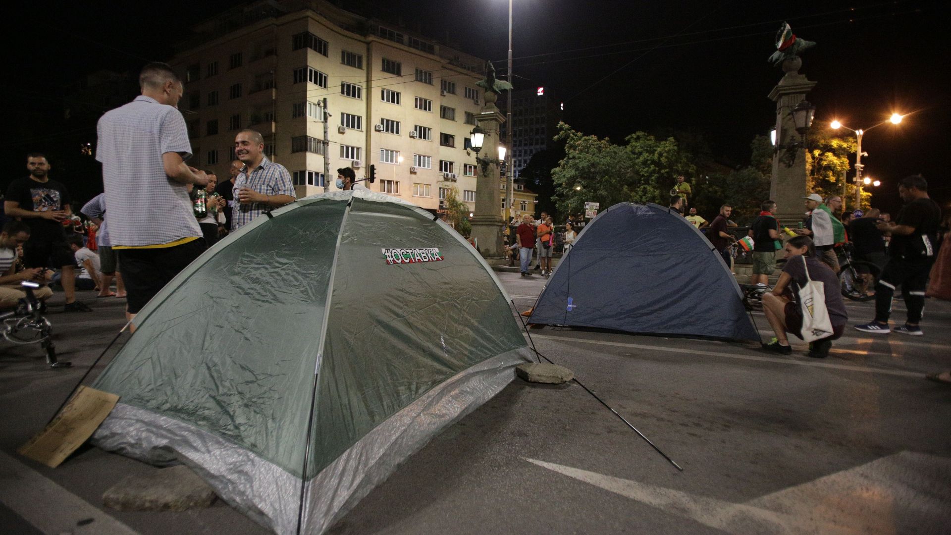 София осъмна с блокада от палатки на две кръстовища, протестиращите остават там 