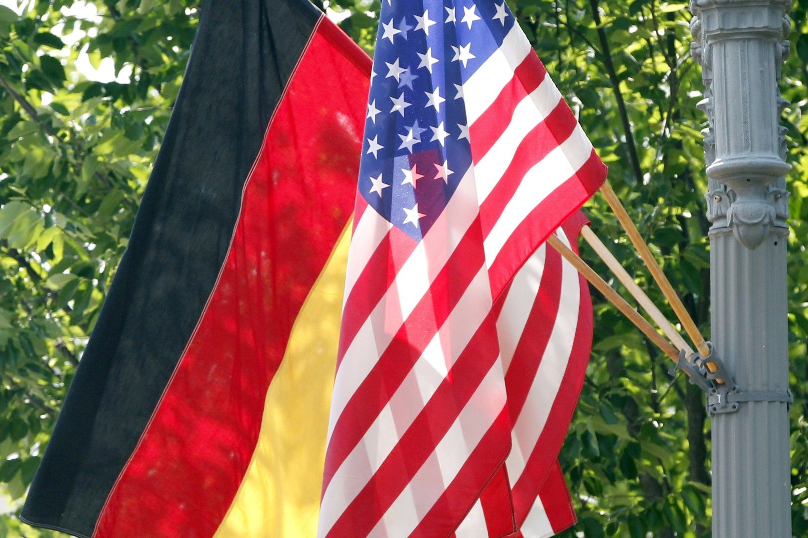 6 юни 2011 г., германските и американските знамена се развяват пред Белия дом във Вашингтон преди посещението на германския канцлер Ангела Меркел