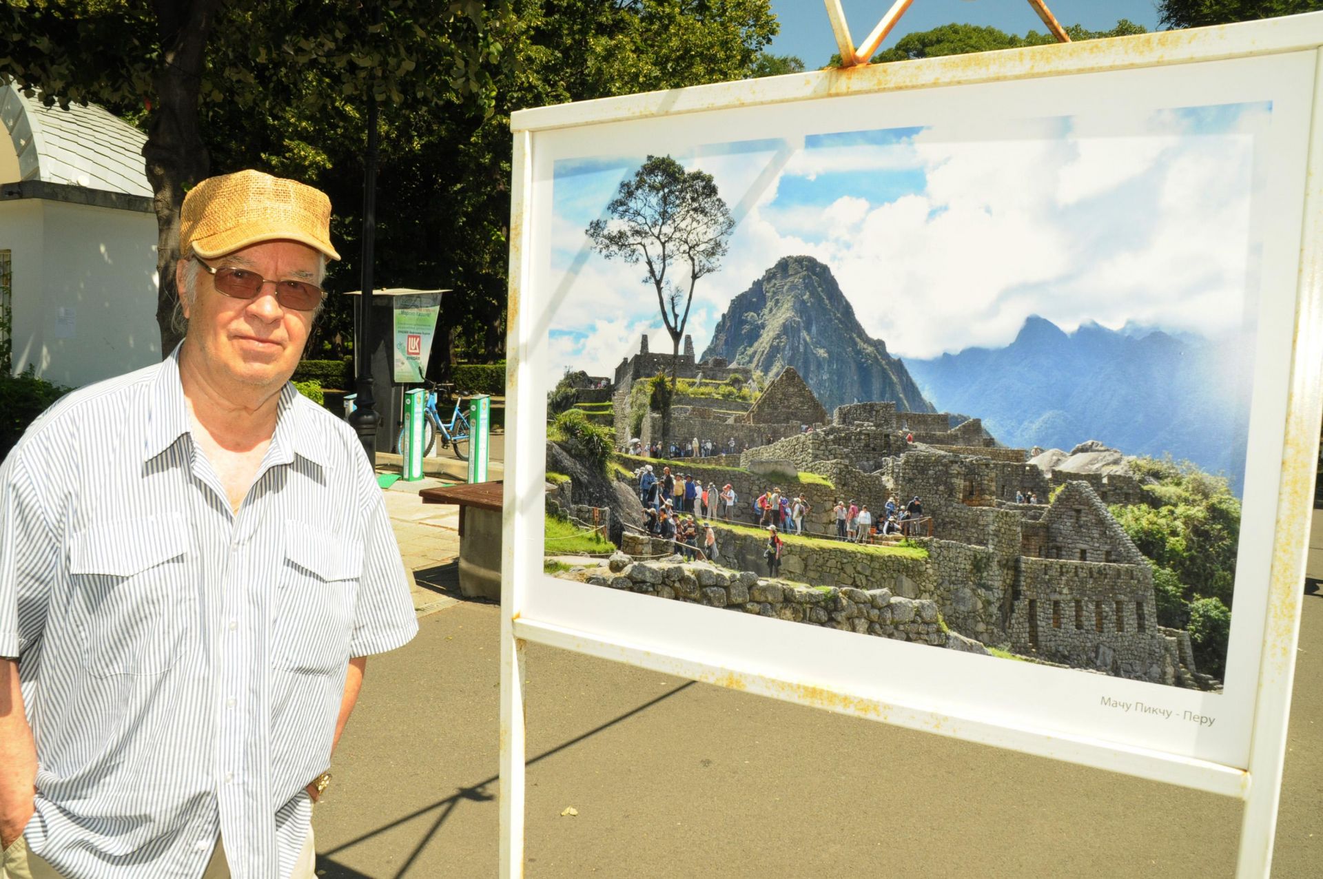 В началото на юли Стефан Диомов представя пред бургазлии и гостите на града своята седма поред фотоизложба "Светът в 24 кадъра"