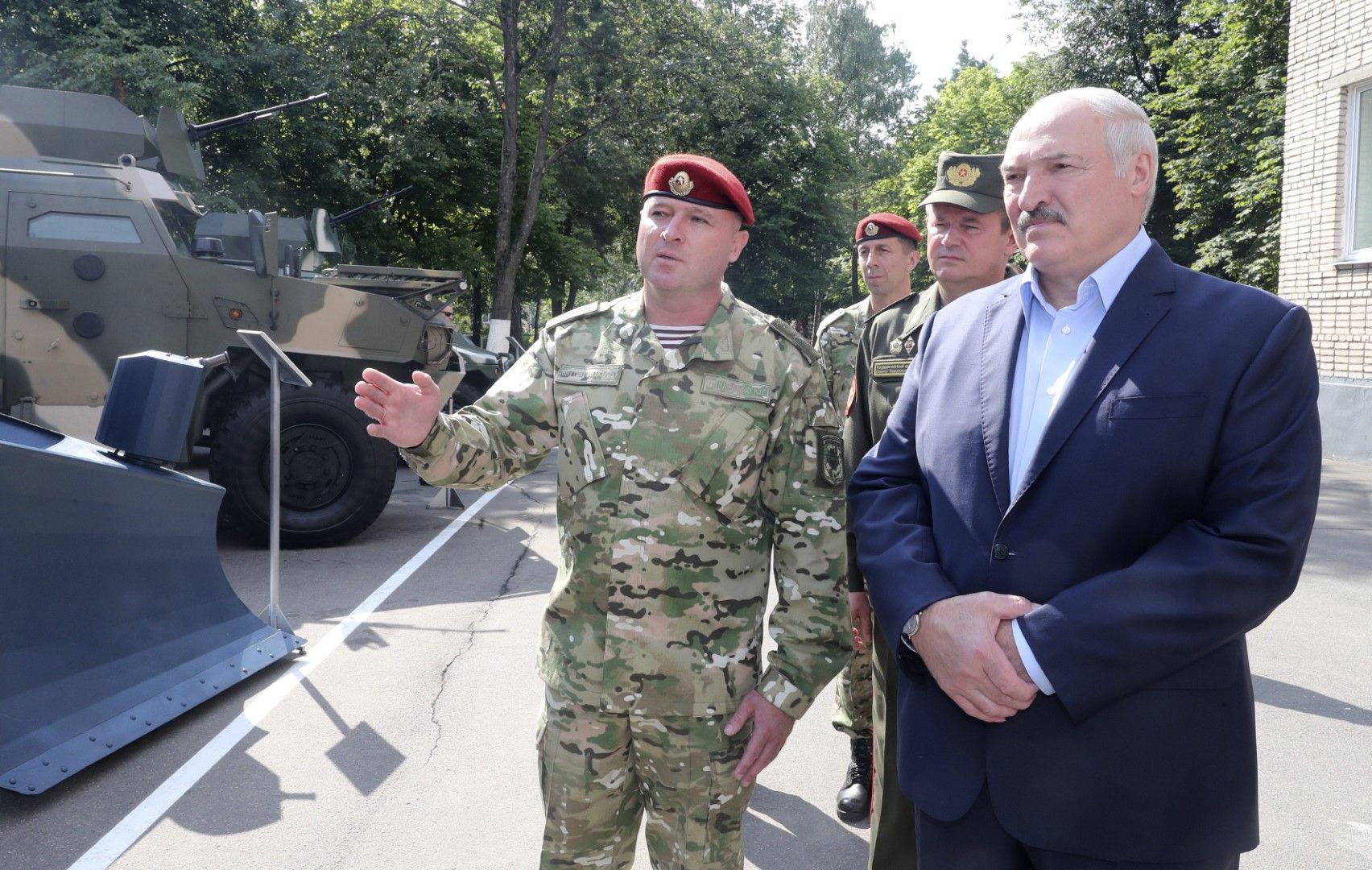 Президентът на Беларус Александър Лукашенко, вдясно, инспектира полицейските превозни средства при посещението си в базата на специалните сили на Беларус в МВР, 28 юли 2020 г.