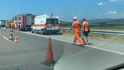 Млада жена влезе в насрещното на "Тракия" и се удари в бус, искала да се самоубие (видео)