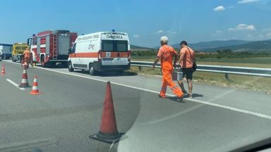 Млада жена влезе в насрещното на "Тракия" и се удари в бус, искала да се самоубие (видео)