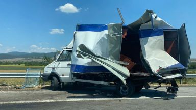Сблъсък на два камиона затапи Тракия (снимки)