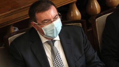 Здравният министър прогнозира втора вълна на вируса, 223 млн. лв. влизат в системата