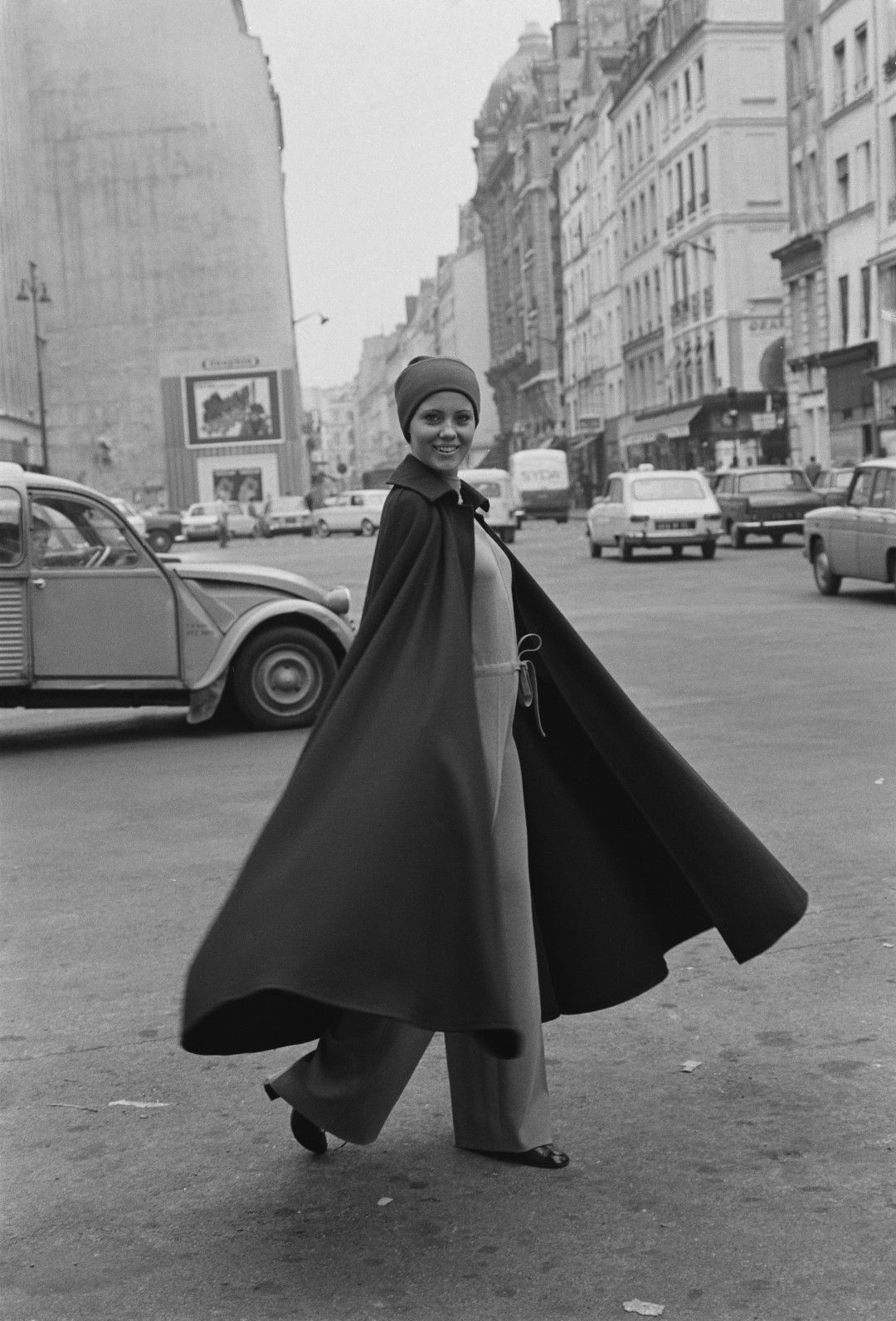 Модел с облекло по дизайн на Ив Сен Лоран, 1969 г. 