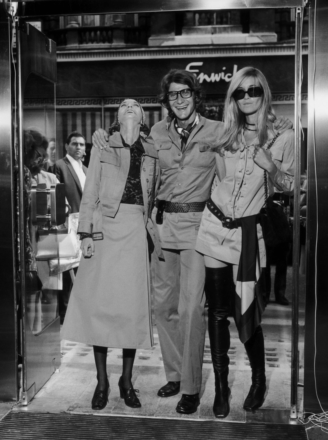 Ив Сен Лоран с Лулу де ла Фалез и Бети Катру на откриването на бутик на дизайнера в Лондон, 1969 г. 